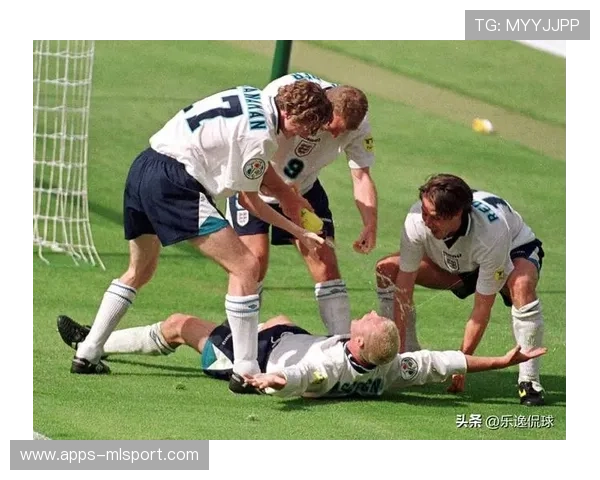 足球场上的极限狂欢:空翻庆祝变成摔伤的瞬间 足球场上的极限狂欢:空翻庆祝变成摔伤的瞬间